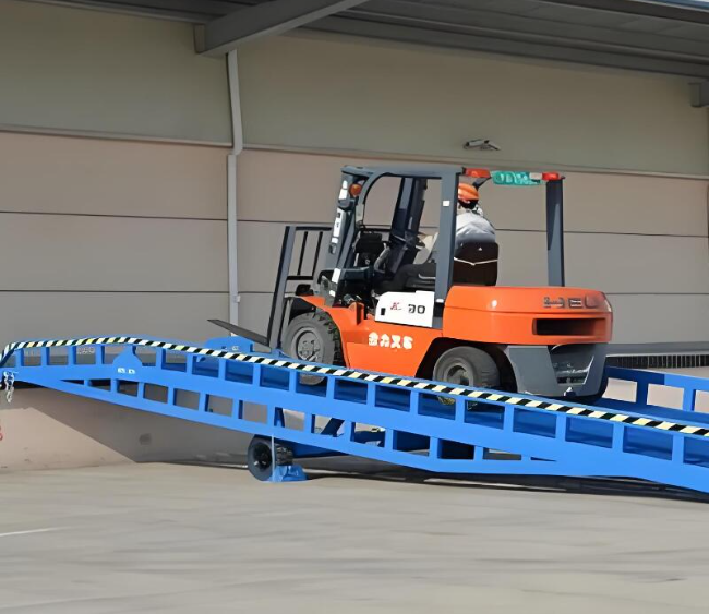 邹城移动式卸货平台（叉车用）